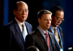 美国代表团团长,川普总统的特别助理兼国家安全委员会负责东亚事务的马修·波廷格(中),朝鲜对外经济关系省负责人 Kim Yong Jae(右)在北京参加 “一带一路”国际合作高峰论坛开幕式(2017年5月14日)