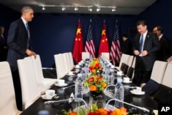 2015年11月30日美国总统奥巴马(左)和中国国家主席习近平在巴黎举行的联合国气候大会上举行会谈。