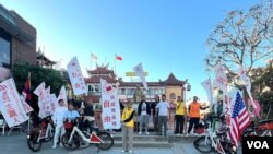 11月16日,骑行活动参与者在洛杉矶唐人街孙中山雕像前合影,美国之音 张木林 拍摄