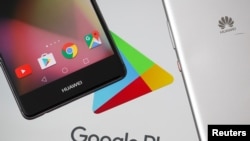 华为智能手机出现在谷歌Play标志前(2019年5月20日)