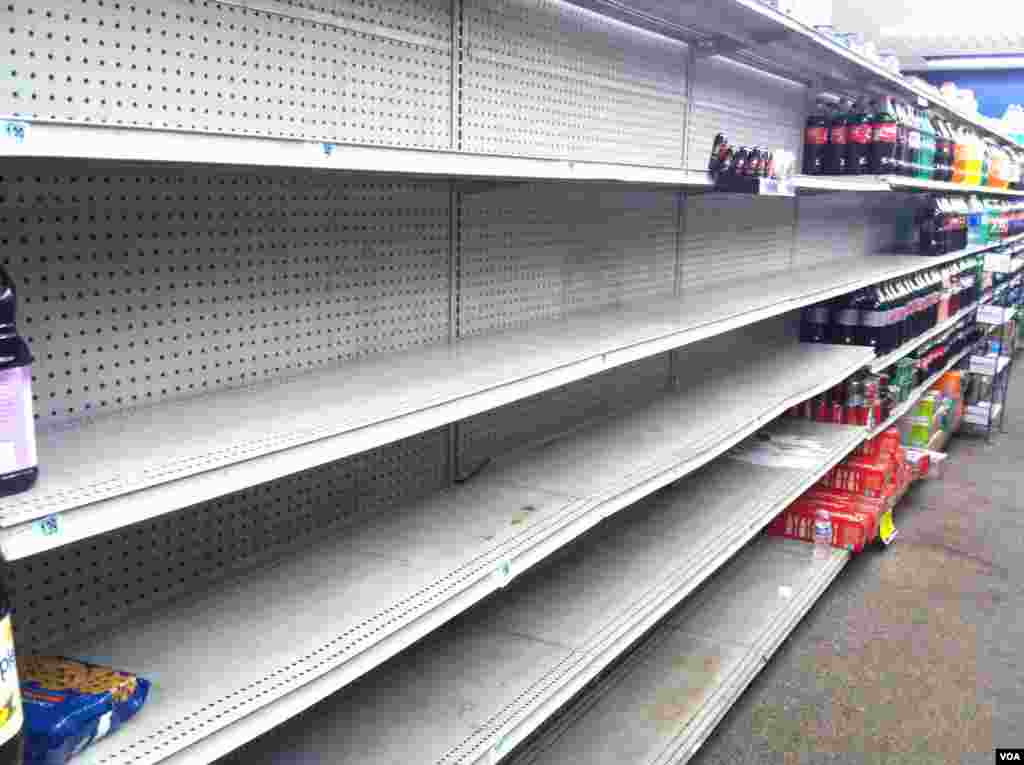 Một số cửa hàng đã bán hết nước uống, ngày 29/10/2012. (VOA / A. Phillips)