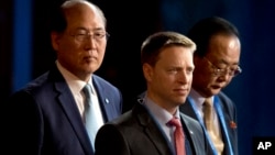 美国代表团团长,时任特朗普总统特别助理兼国家安全委员会负责东亚事务的博明(Matthew Pottinger)(中),朝鲜对外经济关系省负责人金英才(右)在北京参加 “一带一路”国际合作高峰论坛开幕式(2017年5月14日)