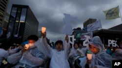 韩国民众2018年6月9日许愿期待川金会成功(美联社)