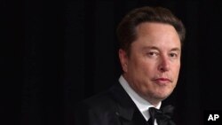 FILE - Elon Musk tiba di Acara Penghargaan Breakthrough ke-10 pada tanggal 13 April 2024, di Academy Museum of Motion Pictures di Los Angeles. (Jordan Strauss/Invision/AP)