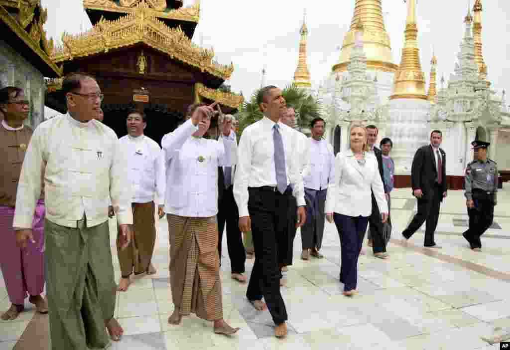 Tổng thống Mỹ Barack Obama tham quan chùa Shwedagon cùng Ngoại trưởng Mỹ Hillary Clinton ở Rangoon, Miến Điện, ngày 19 tháng 11, 2012.