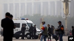 雾霾中的天安门广场警察。(2014年10月20日)