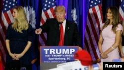 美国共和党总统参选人川普和女儿（左）和妻子（右）2016年2月20日在南卡罗来纳州竞选