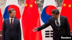 中国国家主席习近平为到访的韩国总统文在寅在北京人大会堂举行欢迎仪式。(2017年12月14日)