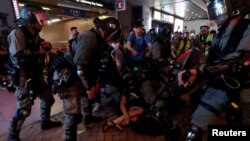 香港防暴警察2019年9月8日在铜锣湾地铁站逮捕反送中示威者。