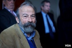 “华尔街铜牛”作者意大利艺术家阿图罗·迪·莫迪卡(美国之音章真拍摄)