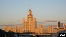夕阳下莫斯科河畔的斯大林时代建筑。(美国之音白桦拍摄)