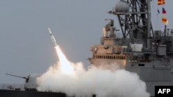 资料照:台湾海军基德级驱逐舰在台湾东海岸附近的演习中发射SM-2地对空导弹。(2013年9月26日)