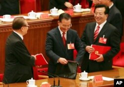 中共17大闭幕式上的江泽民、温家宝和曾庆红(右)。虎王是其中之一还是周永康?