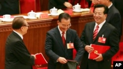 中共17大闭幕式上的江泽民、温家宝和曾庆红(右)