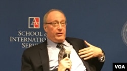 美国波士顿学院政治学教授陆伯彬参加美日研究所“美日如何应对台海冲突”座谈会(美国之音钟辰芳拍摄)