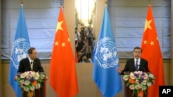 联合国秘书长潘基文(左)在与中国外交部长王毅的联合记者会上(2016年7月7日)