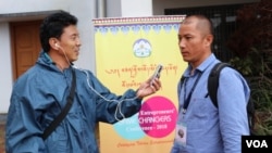 资料照片:美国之音藏语组记者坚赞曲达2018年采访一次会议。