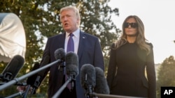 川普总统在第一夫人的陪同下在白宫南草坪登机前往拉斯维加斯之前向记者讲话。 (2017年10月4日)