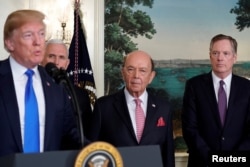 在签署因知识产权盗窃问题而对中国高科技产品征收关税的总统备忘录前,美国总统特朗普在副总统彭斯、美国商务部长罗斯和美国贸易代表莱特希泽陪同下在白宫讲话。(2018年3月22日)