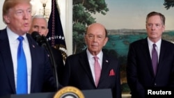 在签署因知识产权盗窃问题而对中国高科技产品征收关税的总统备忘录前,美国总统川普在副总统彭斯、美国商务部长罗斯和美国贸易代表莱特希泽陪同下在白宫讲话。(2018年3月22日)