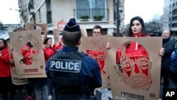 “无国界记者”组织成员在土耳其驻法国巴黎大使馆前示威,声援被拘禁的土耳其新闻从业者。(2018年1月5日)