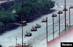 资料照:八九六四期间一名青年在北京长安街拦截解放军坦克车队。(1989年6月5日)