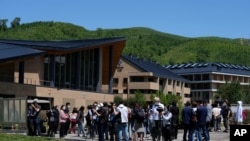 记者在张家口参观北京冬奥会的奥运村(2021年7月14日)