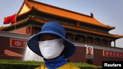 Một nhân viên quét dọn tại Cổng Thiên An Môn trong thủ đô Bắc Kinh