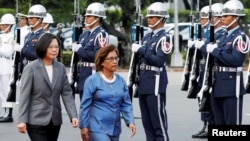 台湾总统蔡英文在台北与马绍尔群岛总统希尔达·海因出席仪仗队欢迎仪式。(2018年7月27日)