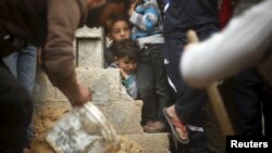 男孩们看着巴勒斯坦兄妹丧生的地方(2016年3月12日)