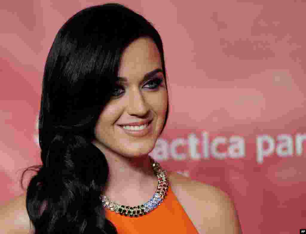 凯蒂·佩里(Katy Perry)于2013年2月8日在洛杉矶会议中心参加庆祝歌星布鲁斯·斯普林斯廷(Bruce Springsteen)获奖的活动。美国内衣品牌公司“维多利亚的秘密”2017年大秀在中国上海举行,原定于秀场上表演的美国歌星凯蒂·佩里(Katy Perry)和5位欧美模特被拒签,外界猜测原因可能涉及政治。