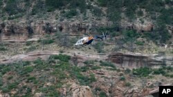 直升机在东弗德河上空徘徊,搜救人员仍在寻找暴洪后的失踪者。(2017年7月16日)