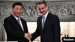 中国国家主席习近平在雅典与希腊总理米佐塔基斯握手。(2019年11月11日)