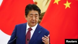 日本首相安倍晋三在北京人大会堂出席记者会 (2018年10月26日)