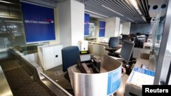 德国杜塞尔多夫机场空无一人的英国航空公司的柜台。(2020年12月21日)