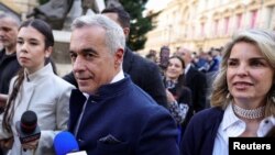 FILE - Calin Georgescu dan istrinya Cristela Georgescu di Biro Pemilihan Umum Pusat tempat Georgescu mengajukan pencalonannya untuk pemilihan ulang presiden pada bulan Mei, di Bucharest, 7 Maret 2025. (Foto Inquam/Octav Ganea via Reuters)