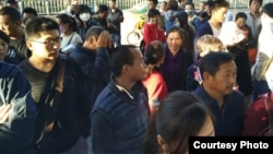 2016年5月13日,中国第一个生物免疫疗法受害群体到国家信访局上访。图为该群体部分成员在信访局外面聚集。(上访患者家属提供)