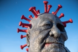 雕塑家陈维明的最新作品“中共病毒”(美国之音记者文灏拍摄)