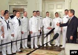 2001年5月18日美国总统乔治·W·布什与美国海军EP-3飞机的机组人员会面,他们的飞机在4月1日与中国战斗机相撞后被扣留在中国。