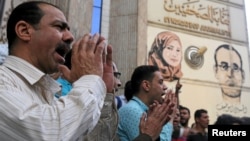 在埃及首都开罗,记者和活动人士举行抗议活动,反对当局限制新闻自由,要求释放被监禁的记者。