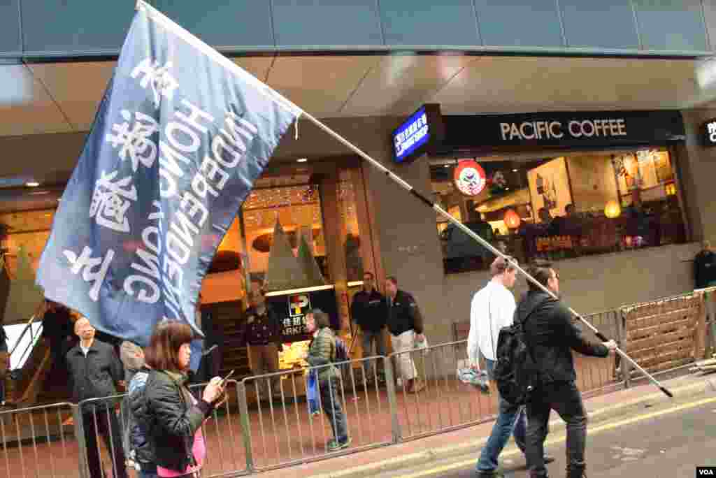 游行队伍中有人打出香港独立的旗号,但这不是这次示威的主流诉求。例如香港民主党派“众志”秘书长、前学民思潮召集人黄之锋后来在台湾表示,他和(同行的)其他香港议员都不主张香港独立。 ( 2017年1月1日,美国之音湯惠芸拍摄)