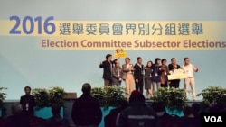 上届2016年选举委员会界别分组选举民主派赢取325席,但是今届选委会选举在北京修改选举制度之后,民主派参选人几乎绝迹,有学者认为影响选举的代表性及认受性 (美国之音汤惠芸拍摄)
