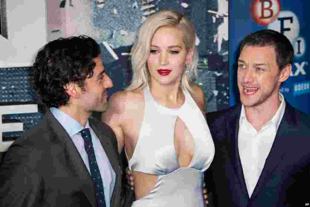 詹妮弗·劳伦斯和演员Oscar Isaac和James McAvoy 在伦敦参加电影《 X战警:天启 》的试片活动(2016年5月9日)。福布斯引用尼尔森票房机构的数据说,在这一年里,全球收入前10位女演员的酬劳总和在缴纳所得税和经纪人费用前为2亿零500万美元。