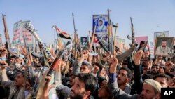Para pendukung Houthi mengangkat senjata sambil meneriakkan slogan-slogan selama unjuk rasa anti-AS dan anti-Israel di Sanaa, Yaman (foto: dok).