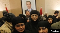 被叙利亚反政府武装扣押三个月的修女获释后抵达叙黎边界过境点。(2014年3月10日)