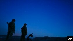 俄罗斯支持的反政府武装士兵在乌克兰东部的顿涅茨克附近值夜哨。(资料照)