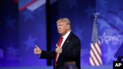 美国总统川普在保守派大会上发表讲话