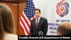 资料照片:美国国务卿卢比奥在吉隆坡参加东盟外长会议期间同媒体交谈。(2025年7月10日)