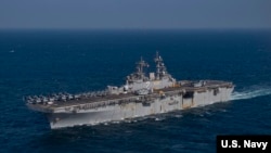 资料照片:美国海军“埃塞克斯”号两栖攻击舰2021年11月13日通过阿拉伯湾。(美国海军照片)