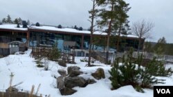 2025年3月3日,阿赫泰里动物园的熊猫园几乎被白雪淹没。(美国之音/李北平摄)